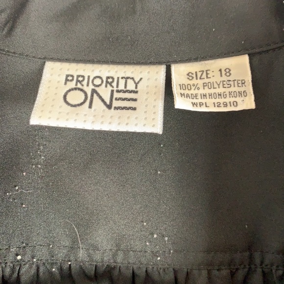Priority ONE black short sleeved button top 18 - Picture 5 of 7